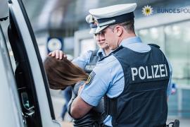 Letzen Sonntag gegen 09:25 Uhr wurde der Bundespolizei eine körperliche Auseinandersetzung am S-Bahnhaltepunkt Harthaus gemeldet. Ein 26-jähriger Deutscher war ohne Fahrschein in der stadtauswärts verkehrenden S-Bahn unterwegs und versuchte nach einer Ticketkontrolle, nach dem Ausstieg in Harthaus am S-Bahnhaltepunkt zu fliehen. 