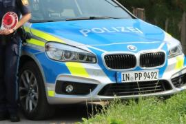  Fürstenfeldbruck - Mittwochabend ist ein 13-jähriger Junge von einem bisher unbekannten Jugendlichen durch Schläge ins Gesicht verletzt worden. Der Täter konnte unerkannt flüchten. Der Schüler war gegen 19:15 Uhr mit einem Freund auf dem Weg zum S-Bahnhof Fürstenfeldbruck, als ihnen auf dem Stockmeierweg zwei Jugendliche entgegenkamen. 