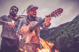 – Am Samstag, 14. Oktober, 20 Uhr,  machen die Jungs von Django 3000 auf Ihrer AliBabo-Herbsttour Station im Stockwerk (Oppelnerstraße 5, Gröbenzell) und werden ihr Publikum mit unverwechselbarem, partytauglichen Gypsysound zum Feiern und Tanzen anfeuern. 