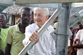 Seit nunmehr 44 Jahren arbeitet der ehemalige Olchinger Kaplan und Ehrenbürger Josef Aicher in dem kleinen Dorf Yaloya im kongolesischen Regenwald. Von Anfang an war es schwer miteinander zu kommunizieren. 