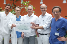 Für eine großzügige Spende über 2.000 Euro bedankten sich kürzlich, v.l.n.r.: Daniel Hohbach (Leitung Anästhesiepflege), PD Dr. Florian Weis (Chefarzt der Anästhesie & Intensivstation), Dr. Moritz Schwoerer (Chefarzt der Frauenklinik) und Dr. Hermann Schubert (Ltd. Oberarzt der Anästhesieabteilung) ganz herzlich bei Wolfgang Schlaegel von der Firma SGMS (Mitte).