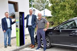 In Kooperation mit den Stadtwerken Fürstenfeldbruck und dem Sportverein hat die Gemeinde Kottgeisering die zweite Elektroladesäule im Ort installiert. Ende Juli nahmen Andreas Folger, Bürgermeister von Kottgeisering, Jan Hoppenstedt, Geschäftsführer der Stadtwerke Fürstenfeldbruck sowie Erich Zimmermann, Vorstandsvertreter des SV Kottgeisering diese in Betrieb.