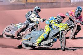 Einen heißen Renntag haben die vier Teams des Speedway Team Cup 2023 hinter sich und die Olchinger schafften den Tagessieg auf der Heimbahn. MSCO-Teamchef Stephan Wunderer trat bei diesem letzten Vorlauf zum diesjährigen Speedway Team Cup mit seiner bewährten Truppe an: Valentin Grobauer, Erik Bachhuber, Patrick Hyjek und Kacper Cymerman punkteten konstant zuverlässig. 