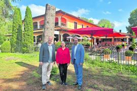 Giuseppe und Claudia Casa mit Bürgermeister Magg vor der Villa Romantica.