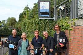 Bei der Einweihung neuen Fahrradzählstelle am Puchheimer Bahnhof (v.l.): Bernhard Niechoj, Katharina Dietel, Edi Knödlseder, Norbert Seidl und Christoph Knauf mit Maskottchen Edgar.