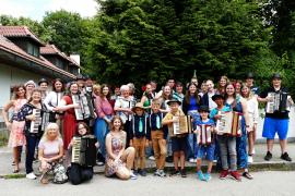 Freuen Sie sich auf ein einzigartiges Konzert, das alle Sorgen verschwinden lässt! Am  Samstag, dem 21. Oktober, präsentiert das Akkordeon Orchester Maisacher Würfel seine  Kinder- und Jugendensembles im Lichtspielhaus Fürstenfeldbruck. Diese talentierten jungen  Musiker werden coole und fesselnde Rhythmen, zeitlose Oldies und mitreißende  Filmmelodien darbiet