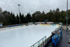 - Niedrige Außentemperaturen und kalte Nächte ermöglichen jetzt die Eisaufbereitung im Stadion der AmperOase. Am Montag, 30. Oktober 2023, ist geplant, die Eisfläche für den Publikumslauf und für die Vereine freizugeben. Die Schlittschuhsaison soll – passende Wetterbedingungen vorausgesetzt – bis Anfang März 2024 dauern.