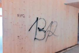 Am 18. Oktober wurde Sachbeschädigung auf zwei städtischen Baustellen in Puchheim-Ort festgestellt. Im Erweiterungsbau der Laurenzer Grundschule wurden sichtbar bleibende Wände durch Graffiti beschmutzt. Auf dem gleichen Grundstück entsteht ein Kinderhaus in Holzbauweise. Auch hier wurden fertige Holzwände mit Graffiti beschmiert, teilweise wurden aber auch Schriftzüge eingebrannt.