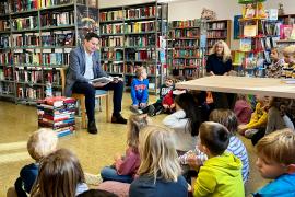 Den bundesweiten Vorlesetag nahmen Bürgermeister Emanuel Staffler und Schulleiter Markus Istenes zum Anlass, die Erstklässler der Türkenfelder Grund- und Mittelschule zu einer Vorlesestunde in die Gemeindebücherei einzuladen. 