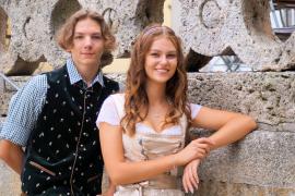 Bei der Faschingseröffnung am 11.11. im Dahoam, organisiert durch das Faschingszugkomitee, wurde das offizielle Jugendprinzenpaar der Stadt Olching vorgestellt: Prinzessin Lara-Sophie I. und Prinz Luis II. werden zusammen mit dem Prinzenpaar der Faschingsgilde, Prinzessin Linda I. und Prinz Florian I., die Stadt Olching in der närrischen Saison 2024 vertreten und ihre Regentschaft ausüben.