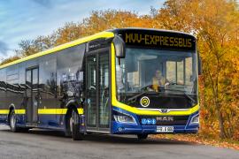 Alle Jahre wieder kommt mit dem Winter auch der Fahrplanwechsel, in diesem Jahr ist es am 10. Dezember 2023 soweit. Erstmals werden dann im Landkreis Fürstenfeldbruck neue Busse und neue Haltestellen auf der Linie 840 im neuen MVV-Design zu sehen sein. Und mit der Verbundraumerweiterung erwartet die Fürstenfeldbrucker Landkreisbevölkerung ein Schmankerl: Künftig sind umweltfreundliche Fahrten mit Bus und Bahn im MVV-Tarif bis ins Voralpenland möglich. 