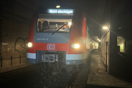 - In den frühen Morgenstunden des Donnerstags (23. November) entgleiste im S-Bahn-Stammstreckentunnel zwischen Isartorplatz und Rosenheimer Platz ein Drehgestell einer S-Bahn. Es kam zu keinem Personenschaden, jedoch zu erheblichem Sachschaden mit Behinderungen im S-Bahnverkehr.