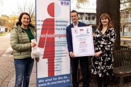 - „Gewalt kommt nicht in die Tüte!“ – unter der Schirmherrschaft von Landrat Stefan Frey organisiert die Gleichstellungsstelle zusammen mit Frauen helfen Frauen Starnberg e.V. und den Bäckereien der Region bereits zum sechsten Mal die erfolgreiche Tütenaktion anlässlich des Internationen Tages „NEIN zu Gewalt an Frauen“ am 25. November. In der Zeit vom 20. bis 27. November werden die Waren in Tüten mit dem Slogan „Gewalt kommt nicht in die Tüte!…weder in der Familie, noch im sozialen Umfeld. 