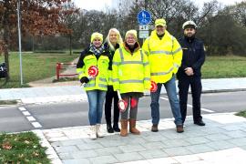 Seit Beginn dieses Schuljahres besuchen rund 320 Kinder die neue Grundschule an der Cerveteristraße. Um die Überquerung der Straße sicherer zu machen, hat man bei der Stadt händeringend Schulweghelfer/innen gesucht. Schnell stand Arndt Stroscher bereit, der sich nach dem schweren Schulwegunfall an der Richard-Higgins-Straße spontan zur Verfügung stellte. Er wird ab 1. Dezember den Posten an der neuen Schule zu allen Einsatzzeiten, d.h. am Morgen und mittags zum Schulschluss, übernehmen.