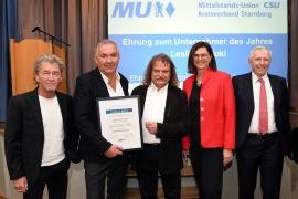 Manfred Herz, Vorsitzender der Mittelstandsunion, ehrte Leslie Mandoki, weltbekannter Musikproduzent, Musiker und Bandleader zum Unternehmer des Jahres im Landkreis Starnberg. Zur den Laudatoren vor mehr als 200 geladenen Gästen im Klostergasthof Andechs gehörten neben Manfred Herz, Landtagspräsidentin Ilse Aigner, Rocklegende Peter Maffay, CSU Landrat Stefan Frey und Mietwagenkönig Erich Sixt.