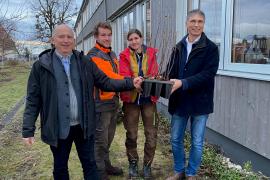 Die ‚Initiative Zukunftswald‘ erhält weitere Setzlinge für die Aufforstung. In der vergangenen Woche übergaben Vertreter des lokalen Stromversorgers offiziell rund 1.000 Elsbeeren- und 400 Weißtannen-Setzlinge an das Amt für Ernährung, Landwirtschaft und Forsten Fürstenfeldbruck (AELF).