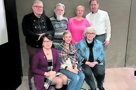 Neuwahlen bei der IG Lichtspielhaus e.V., vordere Reihe (v. li.): Anna Maria Neider (Beirätin), Birgit Fischer (Finanzen) und Lidija Bartels (Beirätin), hintere Reihe (v. li.): Dr. Richard Bartels (Vorsitzender), Wolfgang Schramm (Beirat), Rita Bartl (Schriftführung) sowie Andreas Bals (stellv. Vorsitzender). Nicht auf dem Bild: Beirat Johannes Stierstorfer