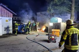 Gernlinden – Gegen 18.30 Uhr des noch frühen Jahres 2024 wurde die Feuerwehr am Neujahrstag wegen eines brennenden Containers in der Maisacher Straße in Gernlinden alarmiert. Beim Eintreffen stand der kleine Wertstoffhof bereits in Flammen.