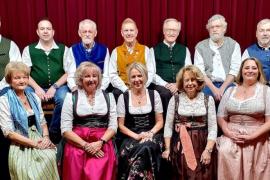 Wenn auf etwas Verlass ist, dann auf die jährliche Premiere der Theatergruppe des „Männerchor Gilching“. Seit Wochen schon wird „Opas Wiedergeburt“ aus der Feder von Felix Bachmair einstudiert. Erstmals unter Regie von Herbert Schäufler, bis dato Assistent von Otto Wildmoser, der jetzt die Regie an seinen Nachfolger übergeben hat. 