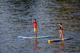 Trendsport Stand-up-Paddling Stand-Up-Paddling, kurz SUP, hat sich in den letzten Jahren zu einem der beliebtesten Wassersportarten weltweit entwickelt. Ursprünglich als Freizeitaktivität in Hawaii entstanden, hat sich das Stand-Up-Paddling zu einer vielseitigen und zugänglichen Sportart für Menschen jeden Alters und Fitnesslevel entwickelt. Das Konzept ist einfach: Man steht auf einem großen Board und bewegt sich mithilfe eines Paddels über das Wasser. 