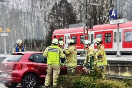 Am Mittwochmorgen musste am S-Bahnhaltepunkt Puchheim ein Gleis gesperrt werden, nachdem eine 81-jährige Fahrzeuglenkerin ihren Pkw an einem Parkplatz "ins Gleis gesetzt" hatte.