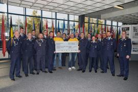 Die Soldatinnen und Soldaten der 7. Inspektion der Offizierschule der Luftwaffe übergeben einen Spendenscheck mit der stolzen Summe von 900 Euro an den Verein „Krebskranken Kindern helfen im Landkreis Fürstenfeldbruck e.V.“.