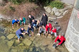 Es ist eine lang schon gepflegte Brucker Tradition: das Geldbeutelwaschen am Aschermittwoch an der Rossschwemme. Beim symbolischen Brauch fürs finanzielle Glück mit von der Partie war Stadtkämmerer Marcus Eckert (4. v. r.), der die Rathaus-Geldkassette bereitwillig öffnete und durchspülte. 