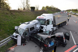 - Auf der Autobahn A8 in Fahrtrichtung Stuttgart war ein LKW auf ein Wohnmobil und zwei weitere PKW aufgefahren. 