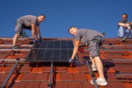 Eine PV-Anlage ist eine Investition, die für mindestens 30 Jahre auf dem Hausdach Strom produzieren wird. So eine Investition muss gut überlegt sein, denn eine durchschnittliche PV-Anlage in der Region kostet zwischen 20.000€ und 30.000€. 