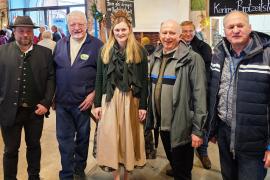 Auch heuer wurde das Josefifest am Brucker Bauernmarkt erneut zu einem Besuchermagnet. Geboten waren wieder allerhand kulinarische Leckerbissen. Zum Steckerlfisch und sonstigen deftigen Brotzeiten gab es das Josefibier von der heimischen Brucker „Brauerei am Silbersteg“. 