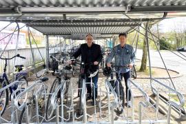 Die Sanierung und die Erweiterung der Fahrradabstellanlagen am Bahnhof haben begonnen. Die bisherigen Anlagen sind nun mit neuen Dächern, Dachrinnen und Beleuchtung ausgestattet. Zusätzlich hat die Gemeinde 23 nicht überdachte Abstellplätze zwischen dem Bahnhofsgebäude und den Gleisen installiert.