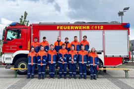 Insgesamt 23 männliche und weibliche Teilnehmer aus verschiedenen Feuerwehren fanden sich zur Bayerischen Jugendleistungsprüfung ein: unter ihnen vier Mitglieder aus Unterpfaffenhofen, sechs aus Gröbenzell und 13 aus Germering. Die Prüfung wurde von sechs Schiedsrichtern des Brucker Landkreises begleitet. Anwesend war auch der Germeringer Feuerwehrreferent Rudi Widmann.