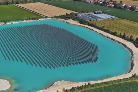 Das Technologie-Unternehmen „SINN Power“ und das Kies- und Quetschwerk Jais aus Gilching bauen die weltweit erste schwimmende Photovoltaik-Anlage mit vertikalen Photovoltaik-Modulen. 