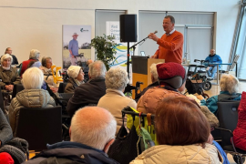 Am Freitag, 19. April 2024 konnte das 2023 ausgefallene Rollator-Training „Mobil mit Rollator“ in der Stadthalle Germering sicher vor Regen und Wind stattfinden. Der Teilhabebeirat der Stadt Germering hatte dazu eingeladen. Die Firma Saljol, die MVG mit einem Bus, die Malteser, der Vdk Germering, die Polizeidirektion Germering und das Sanitätshaus Samberger haben das zweistündige Programm gestaltet. 