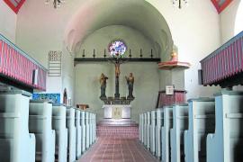 Die Erlöserkirche in Fürstenfeldbruck wird ab Mitte Mai umfassend saniert. „Nach über 40 Jahren ist das auch dringend nötig", so Dekan Ambrosy. Nicht nur eine umfassende Innenrenovierung ist geplant, sondern auch ein neuer Außenanstrich. Das neue Raumkonzept einer 'Kirche in der Kirche' macht aber auch einen zusätzlichen Altar, einen Taufstein und ein Lesepult nötig. "So können wir den großen Kirchenraum künftig flexibel nutzen, angepasst an sehr große und kleinere Veranstaltungen“. 