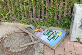 - Die Grünen in Eichenau sehen sich im Europawahlkampf gezielten Zerstörungen ihrer Wahlplakate ausgesetzt. So wurden die Plakatständer in Eichenau Gegenstand systematischer Zerstörungswut. Drei Metallständer, die vor dem ‚Denn’s‘ in der Hauptstraße standen, wurden von dort abtransportiert und mehrere hunderte Meter entfernt völlig verbogen und mit zerrissenen Plakaten hinterlassen.