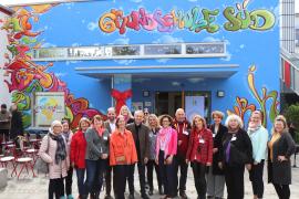 Am Freitag, 26.04.2024, wurde das Graffiti-Kunstwerk des internationalbekannten Künstlers Z-ROK an der Hauptfassade der Grundschule Puchheim Süd eingeweiht. In einer Feierstunde mit der ganzen Schule und zahlreichen Ehrengästen enthüllte Bürgermeister Norbert Seidl gemeinsam mit Z-ROK und der Rektorin Dr. Margret de la Camp das Kunstwerk.