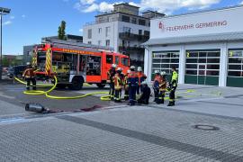 Am 4. Mai 2024 fand erstmalig die Modulare Truppmannausbildung Teil 1 im Feuerwehrhaus Germering statt. Insgesamt nahmen 33 Feuerwehrdienstleistende aus verschiedenen Feuerwehren teil, darunter Geiselbullach, Hattenhofen, Puchheim Bahnhof, Unterpfaffenhofen und Germering. Diese Ausbildung bildet die Grundlage für alle weiteren Tätigkeiten und Weiterbildungen in der Feuerwehr und ermöglicht Quereinsteigern sowie Jugendlichen die Teilnahme an Einsätzen nach bestandener Prüfung.