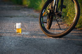 Wie hoch der Promillewert für alkoholisierte Radfahrer sein darf, bevor strafrechtliche Konsequenzen drohen, ist in Deutschland streng reguliert. Doch wie verhält es sich für Radfahrer, die unter Einfluss der nun legalisierten Droge Cannabis am Straßenverkehr teilnehmen? Gibt es einen Grenzwert für die Fahruntüchtigkeit und wenn ja, wie hoch ist er? Und mit welchen Strafen müssen Betroffene bei einer Verkehrskontrolle rechnen? 