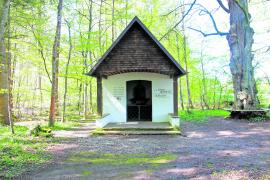 An der beliebten Waldkapelle nagt der Zahn der Zeit. Um die Maßnahmen zum Erhalt des malerisch gelegenen kleinen Andachtshauses an der Straße nach Sankt Ottilien finanzieren zu können, starten die Gemeinde und die Pfarrei Mariä Himmelfahrt gemeinsam einen Spendenaufruf. 