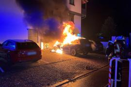 Die Feuerwehr Germering hatte am vergangenen Wochenende einen ereignisreichen Tag mit insgesamt sechs Einsätzen innerhalb von 24 Stunden. Der erste Alarm erfolgte am Samstag gegen Mittag wegen eines brennenden Elektrokleingeräts in einer Küche. Dank des schnellen Eingreifens der Feuerwehr konnte der Brand rasch unter Kontrolle gebracht werden, sodass nur geringer Sachschaden entstand.