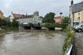 Seit der Nacht von Freitag auf Samstag haben heftige Niederschläge in Teilen des Landkreises für Überflutungen und vollgelaufene Keller gesorgt. 
