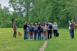 – Natur Erleben lautete das Unterrichtsthema in der 6. Klasse des Graf-Rasso-Gymnasiums. Ein geführter Waldspaziergang war hierzu geplant. Revierpächter Herbert Kothmayr führte die Klasse mit Zwölf- bis 14-Jährigen durch sein Jagdrevier bei Schöngeising. Gemeinsam mit seiner Frau Petra Brings, ebenfalls Jägerin, hieß er Schüler und Lehrer an einem Maimorgen im Revier herzlich willkommen.