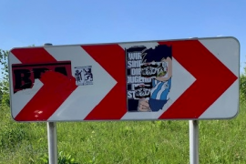 In den letzten Monaten werden immer wieder Verkehrsschilder in Weßling mit Aufklebern, die diverse Botschaften und Symbole enthalten, verunstaltet. Diese Art des Vandalismus sorgt nicht nur aus ästhetischen Gründen für Verärgerung, sondern gefährdet auch die Verkehrssicherheit. 