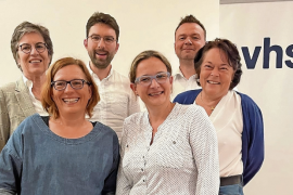 – Im Juni fand die Mitgliederversammlung des Volkshochschule Gröbenzell mit über 40 Mitgliedern im Bürgersaal statt.  Nach der Entlastung des Vorstandes folgte die Neuwahl des Vorstands. Ingo Priebsch, verdienter Erster Vorsitzender hatte sein Amt zur Verfügung gestellt, da er seinen Lebensmittelpunkt nach Bonn verlegt hat.