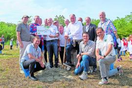 Jede Menge los war am Vormittag des 6. Juni in der Sommerstraße: Der Verein GOFUS (Golfende Fußballer) hatte in Zusammenarbeit mit der Hans-Stangl-Stiftung, dem Golfclub Rottbach und der Gemeinde Maisach, vertreten durch Bürgermeister Hans Seidl und seine beiden Stellvertreter Roland Müller und Alfred Hirsch, zum symbolischen Spatenstich für den geplanten Schul- und Sportpark geladen. 