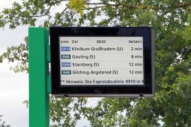 Nach dem erfolgreichen Start der Fahrgastinformations-Anzeiger an den Bahnhöfen Gilching-Argelsried und Neugilching erweitert die Gemeinde Gilching nun ihr dynamisches Fahrgastinformationssystem.