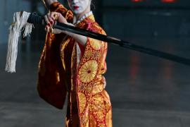Die Geschichte der Katanas ist tief in der japanischen Kultur und Tradition verwurzelt. Ursprünglich entstanden in der Heian-Zeit (794-1185), entwickelten sich die Katanas über die Jahrhunderte hinweg zu einer der bekanntesten und am meisten verehrten Waffen der Welt.