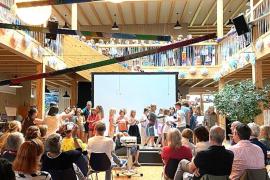 Die Gratulanten standen Schlange. Zwar war es lediglich ein zwanzigster Geburtstag, doch den feierte eine Schule, für deren Überleben in der Vergangenheit nicht nur viele Eltern und Lehrer sondern auch Politiker gekämpft hatten. Gast war bei der Montessori-Schule in Gilching unter anderem Professorin Ursula Männle, die der Einrichtung als Mitstreiterin seit 2003 eng verbunden ist.