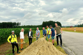 Mit einem symbolischen Spatenstich leiteten Landrat Thomas Karmasin und der Baureferent des Landkreises Fürstenfeldbruck, Johann Wörle, gemeinsam mit Bürgermeister Martin Obermaier den Baubeginn zwischen Unterschweinbach und Oberweikertshofen ein.